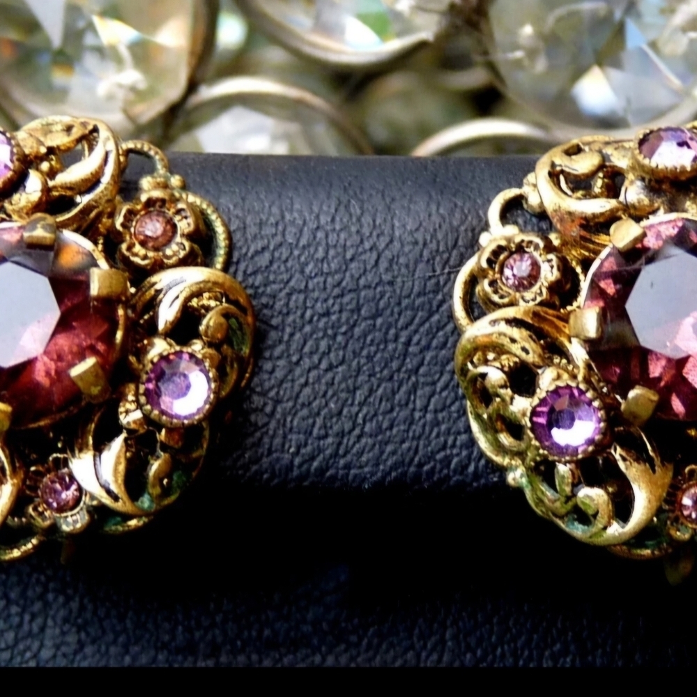BEAUTIFUL VTG SIGNED CZECH BRASS FILIGREE PURPLE GLASS RHINESTONE EARRINGS! - Picture 4 of 8